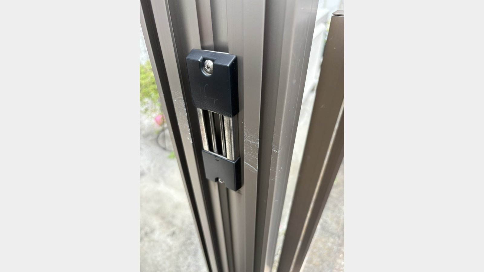 伸縮門扉(アコーディオン門扉)の鍵修理工事