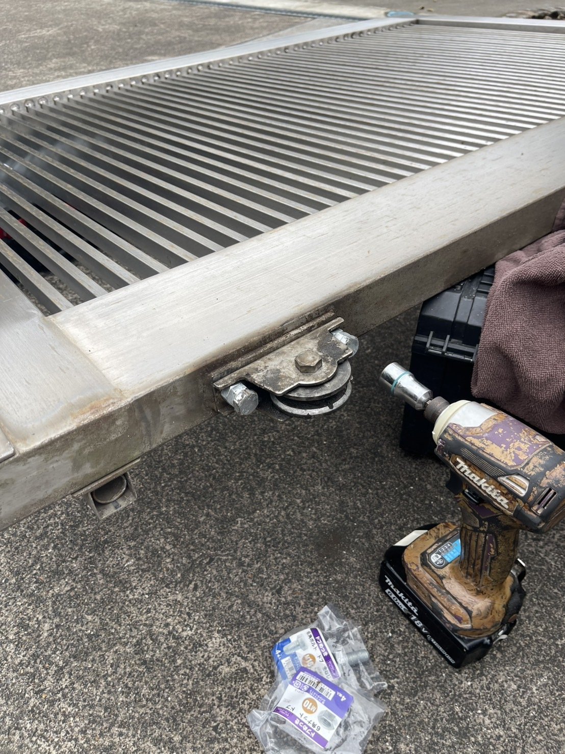 レール式金属製門扉の戸車調整修理