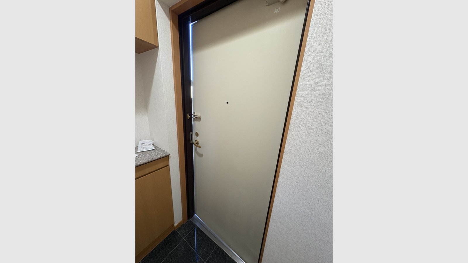 閉まらなくなった玄関ドアの蝶番修理